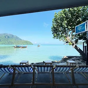 Hostel Dee Dee Sea Front